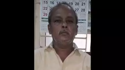 திருச்சி: காலிமனைக்கு வரி நிர்ணயம் செய்ய 10,000 ரூபாய் லஞ்சம் வாங்கிய திருச்சி மாநகராட்சி பில் கலெக்டரை லஞ்ச ஒழிப்புத்துறை போலீஸார் டிவிஎஸ் டோல்கேட் அருகே கைது