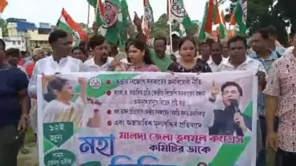 ইংরেজবাজার: কেন্দ্রীয় বিজেপি সরকারের বঞ্চনার প্রতিবাদে মহা মিছিলের যোগ দিতে ঘোড়াপির থেকে বিশাল মিছিল করল সভাধিপতি