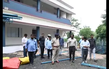 పెద్దపల్లి: జిల్లాలో రేపు ప్రారంభించనున్న పోలీస్ స్టేషన్లను పరిశీలించిన పెద్దపల్లి జిల్లా కలెక్టర్ కోయ శ్రీహర్ష ఏసిపి జి కృష్ణ