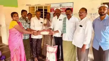ఉరవకొండ: రాయంపల్లి పాఠశాలలో విద్యార్థులకు విద్యార్థి మిత్ర కిట్లు పంపిణీ చేసిన ఉపాధ్యాయులు, టీడీపీ నాయకులు