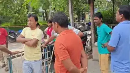 ময়নাগুড়ি: দক্ষিণ ভূসকাডাঙ্গা এলাকায় গলায় ফাঁস লাগিয়ে আত্মঘাতী এক যুবক, ময়নাতদন্তের পর দেহ পরিবারের হাতে তুলে দিল পুলিশ