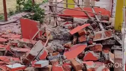 रायसेन: आंधी-बारिश से कई पेड़ गिरे और मंदिर परिसर की दीवार भी गिरी