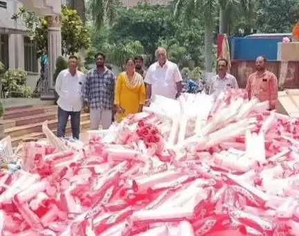 బాపట్లలో భారీగా ప్లాస్టిక్ గ్లాసులను స్వాధీనం చేసుకున్న శానిటరీ ఇన్స్పెక్టర్లు