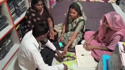 सारंगपुर: स्वस्थ्य यकृत मिशन: सुल्तानिया में स्वास्थ्य कार्यकर्ताओं द्वारा घर-घर जाकर बीपी-शुगर की जांच