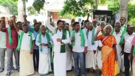 ஆரணி: ஊராட்சி ஒன்றிய அலுவலகம் முன்பு நெல் களம் அமைத்து தரக்கோரி விவசாயிகள் ஆர்ப்பாட்டம்
