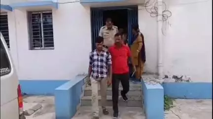 স্বরূপনগর: কাটাবাগান শশান এলাকা থেকে ২২ বোতল দেশীমদসহ গ্রেপ্তার যুবক