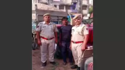 सवाई माधोपुर: सवाई माधोपुर थाना कोतवाली ने अवैध बजरी परिवहन करते हुए दो ट्रैक्टर-ट्रॉली को किया ज़ब्त, चालक को किया गिरफ्तार