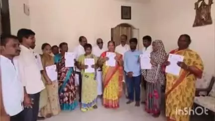 పరిగి: ఎమ్మెల్యే రామ్మోహన్ రెడ్డి ఆదేశాలతో కుల్కచర్లలో లబ్ధిదారులకు ఇండ్ల ప్రొసీడింగ్లను అందజేసిన DCC ఉపాధ్యక్షులు భీమ్ రెడ్డి