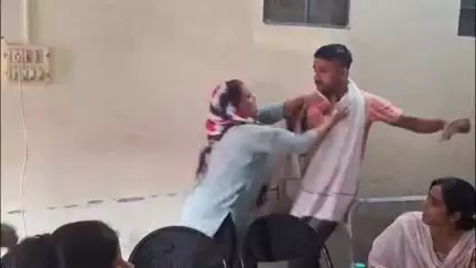 सहारनपुर: जिला महिला अस्पताल में महिला EMT ने एम्बुलेंस कर्मचारी पर छेड़छाड़ का लगाया आरोप, बुआ ने की पिटाई, वीडियो हुआ वायरल