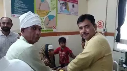कैलारस: म.प्र. विधानसभा अध्यक्ष नरेंद्रसिंह के जन्मदिन पर भाजपा कार्यकर्ताओं ने अस्पताल व मंदिर में फल बांटे