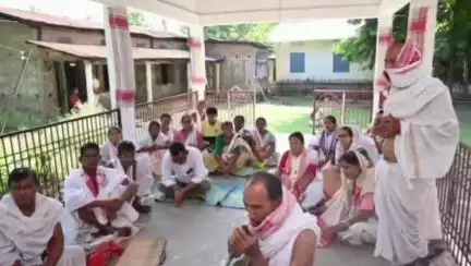 তেজপুৰ: পুঠিমাৰী শ্ৰী শ্ৰী বাসুদেৱ নামঘৰত ৰাইজৰ আতিথ্যত আয়োজন কৰা বাৰ্ষিক সকাম ও নাম-প্ৰসংগ অনুষ্ঠানত উপস্থিত বৰছলাৰ বিধায়ক
