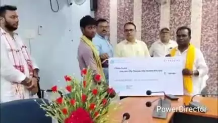 कटिहार: समाहरणालय में एससी/एसटी अत्याचार निवारण के तहत प्रशासन द्वारा तीन पीड़ितों को मुआवजा वितरित