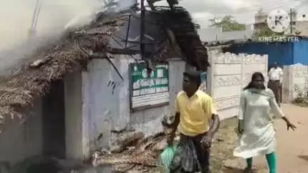 குளித்தலை: மணத்தட்டையில் கூரை வீட்டில் திடீரெனத்தை பற்றி எரிந்து முழுவதும் சேதம்
