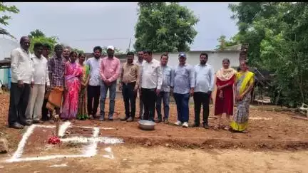 ధర్మారం: కొత్తూరులో ఇందిరమ్మ ఇండ్ల నిర్మాణ పనులకు భూమి పూజ చేసిన ఎంపీడీవో ప్రవీణ్ కుమార్