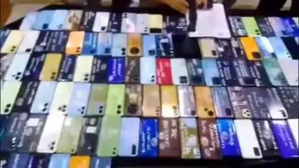 फर्रुखाबाद: फतेहगढ़ पुलिस लाइन सभागार में एसपी ने खोए हुए 33 लाख रुपये के 151 एंड्राइड फोन किए वितरित, लोगों में खुशी