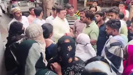 चौक मंडी में बुलडोजर कार्रवाई को लेकर महापौर गिरीशपति त्रिपाठी ने प्रभावित लोगों से की मुलाकात