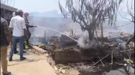मुस्तफा कॉम्प्लेक्स के पीछे कमेले वाली रोड पर झुग्गी झोपड़ियों में लगी आग, फायर ब्रिगेड ने आग पर पाया काबू