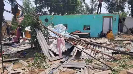 महरौनी: महरौनी में तेज तूफान से ग्राम पंचायत मिदरवाहा के अजान गांव में तबाही, कई घरों की छतें उड़ीं, महिला के सिर में आई चोट