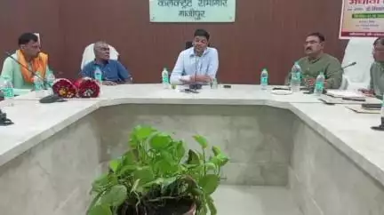 गाज़ीपुर: कलेक्ट्रेट सभागार में मेधावी छात्र-छात्राओं का डीएम ने किया सम्मान, बांटे टैबलेट, मेडल और प्रशस्ति पत्र