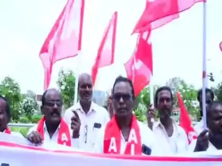విశాఖ ఉక్కును ప్రైవేటు పరం చేస్తే చూస్తూ ఊరుకోం తొలగించిన కార్మికులను వెంటనే విధుల్లోకి తీసుకోవాలి : చిత్తూరులో ఏఐటీయూసీ