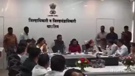 जिल्हाधिकारी कार्यालयातील सभागृहात पालकमंत्री प्रताप सरनाईक यांनी घेतली खरीप हंगाम व नैसर्गिक आपत्तीच्या अनुषंगाने बैठक