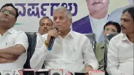 ಹುಬ್ಬಳ್ಳಿ ನಗರ: ಸಿಎಂ ಸಿದ್ದರಾಮಯ್ಯನವರು ತಮ್ಮ ಕುರ್ಚಿ ಉಳಿಸಿಕೊಳ್ಳಲು ಬಡೆದಾಡುತ್ತಿದ್ದಾರೆ:ನಗರದಲ್ಲಿ ರೈಲ್ವೆ ಖಾತೆ ರಾಜ್ಯ ಸಚಿವ ವಿ. ಸೋಮಣ್ಣಾ