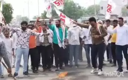 अकोट: प्रहार जनशक्ति पक्षाद्वारा बच्चु कडु यांच्या उपोषणाच्या समर्थनार्थ छत्रपती शिवाजी महाराज चौक येथे रास्ता रोको आंदोलन