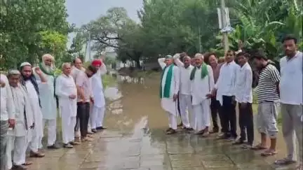 भाकियू ने प्रतापनगर के मुज़ाफ़त कला में सड़क पर जमा पानी को लेकर प्रशाशन के खिलाफ किया रोष जाहिर #jansamsya