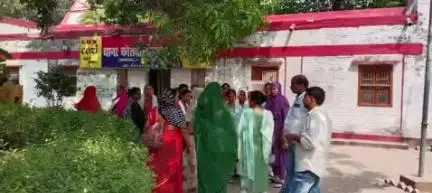 लंभुआ: कोतवाली क्षेत्र के शाहगढ़ उपकेंद्र पर तैनात ANM को प्रधान पति ने दी जान से मारने की धमकी, दर्जनों ANM ने किया विरोध