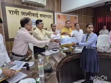 उरई: उरई के विकास भवन सभागार में जिलाधिकारी ने यूपी बोर्ड में टॉप करने वाले छात्रों को ₹21000 का चेक देकर किया सम्मानित