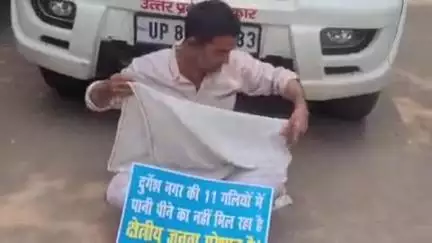 फिरोज़ाबाद: वार्ड 47 के पार्षद ने पानी की समस्या को लेकर जलकर विभाग के गेट पर पोस्टर लेकर धरना दिया