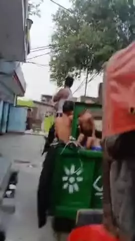 कन्नौज: शहर के शेखाना मोहल्ले में दिखा ट्राली वाला स्विमिंग पूल जुगाड़, वीडियो वायरल