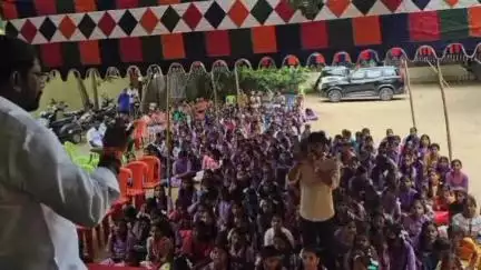 ధర్మవరం పట్టణంలో విద్యార్థులకు పాఠశాల విద్య కిట్లు పంపిణీ చేసిన బిజెపి నేత.