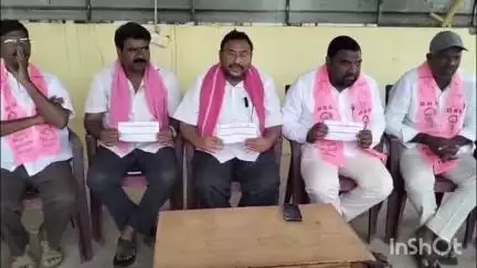 తిమ్మాపూర్ ఎల్ఎండీ కాలనీ: పొద్దు తిరుగుడు విత్తనాలు అమ్మి 3 నెలలు కావస్తున్నా రైతుల ఖాతల్లో డబ్బులు జమకాలేదని  ఫైర్ అయిన బిఆర్ఎస్ నాయకులు...