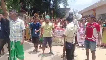 কোকৰাঝাৰ ভাগ: আদানী গ্ৰুপৰ মাটি হস্তান্তৰক লৈ পৰ্বতঝোৰা বাছবাৰীত দ্বিতীয় দিনত প্ৰতিবাদ অব্যাহত অঞ্চলবাসীৰ