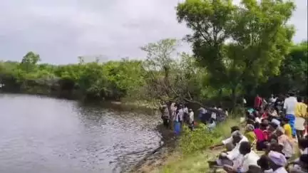 పలమనేరు: గంగవరం: అటుకురాల్లపల్లి చెరువులో సాఫ్ట్వేర్ ఉద్యోగి గల్లంతు, గాలిస్తున్న అగ్నిమాపక శాఖ అధికారులు