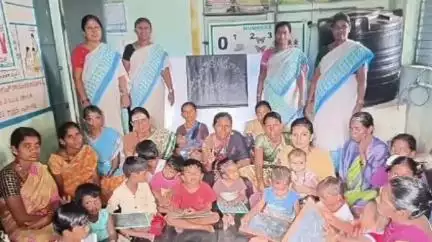 మంత్రాలయం: పెద్దకడబూరులోని అంగన్వాడీ కేంద్రం నంబర్-4లో ఐసీడీఎస్ ఆధ్వర్యంలో చిన్నారులకు సామూహిక అక్షరాభ్యాసం