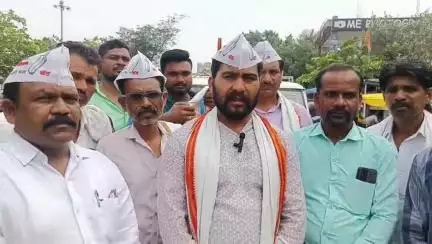 धामणगाव रेल्वे: शास्त्री चौक येथे प्रहार कार्यकर्त्यांनी रस्त्यावर टायर जाळून केला चक्काजाम तालुका अध्यक्ष सुरज घनतडे यांची प्रतिक्रिया