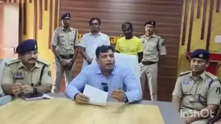 राजनांदगांव: एसपी कार्यालय में प्रेस वार्ता कर मोहड़ में रेत निकालने और गोली चलाने के मामले में दो आरोपियों को किया गया गिरफ्तार