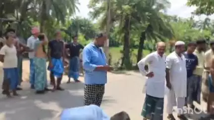 ক্যানিং ২: দেউলী এক নম্বর অঞ্চলে রাস্তার কাজের সমস্যায় শ্রমিকরা , সমাধান করলেন স্থানীয় গ্রাম পঞ্চায়েত প্রধান