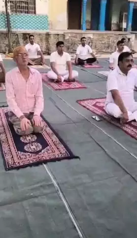 बहरोड़: बहरोड में CRPF जवानों ने जखराना में ग्रामीणों को योगासन, प्राणायाम और ध्यान की विधियां सिखाई
