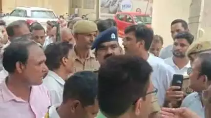 पट्टी: पट्टी तहसील में अधिकारियों ने अधिवक्ता के नवनिर्मित टीनसेड को तोड़ा, एसडीएम के साथ हुई नोकझोंक