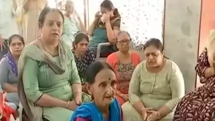 અમદાવાદ શહેર: પ્લેન ક્રેશના સમાચાર મળતા જ રાજકોટમાં વિજય રુપાણીના ઘરે પૂજા-અર્ચના સાથે પ્રાર્થના, સગા-વ્હાલાઓની આંખોમાં ચોધાર આંસુ