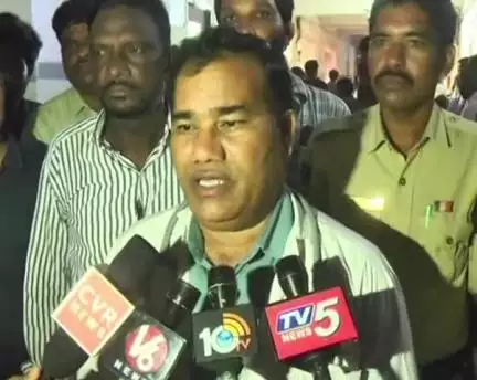 అదిలాబాద్ అర్బన్: పిప్రి పిడుగుపాటు ఘటనలో తీవ్రంగా గాయపడిన క్షతగాత్రులను పరామర్శించిన రిమ్స్ డైరెక్టర్