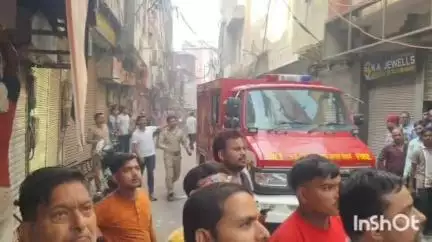 आगरा: किनारी बाजार चौबे जी के फाटक के पास सिलेंडर में हुआ ब्लास्ट, 1 मजदूर की मौत, 5 लोग झुलसे
