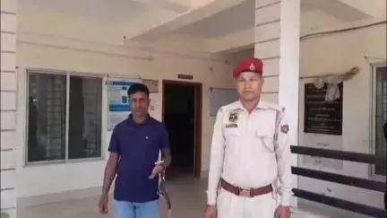 গোঁসাইগাঁও ভাগ: ধাউলীগুৰিত আৰক্ষীয়ে এক গোপন তথ্যৰ ভিত্তিত অভিযান চলাই নকল সোণৰ নাওসহ নুৰ জামাল আলী নামৰ এজন লোকক আটক কৰে