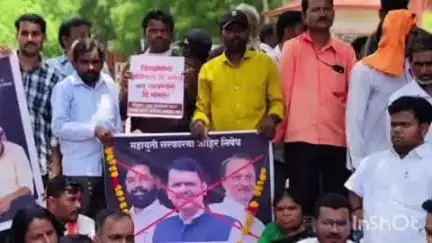 उमरखेड: बच्चू कडू यांच्या उपोषणाची दखल न घेतल्याने उमरखेड येथे प्रहार कार्यकर्त्यांकडून शासनाची तिरडी काढून पिंडदान आंदोलन