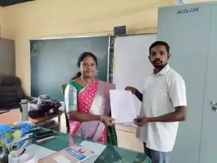 మణుగూరు: ప్రైవేట్ పాఠశాలల్లో ఫీజుల దోపిడీపై విద్యాశాఖ అధికారి స్వర్ణ జ్యోతి కి మెమో రెడం  అందజేసిన సామాజిక సేవకులు కర్న బాబురావు