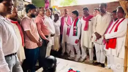 सलेमपुर: मुजरी खुर्द गांव में चाकू गोदकर युवक की हत्या हुई, सपा प्रतिनिधि मंडल ने गांव पहुंचकर ली जानकारी