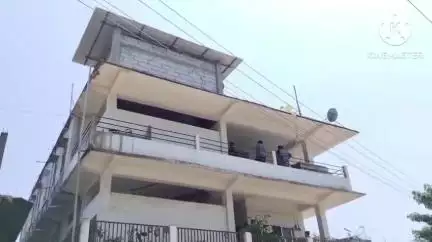 গোলাঘাট: বেঙেনাখোৱাত এটা ভাৰাঘৰত বন্ধ কোঠাৰ ভিতৰত উৱলি যোৱা অৱস্থাত উদ্ধাৰ এজন লোকৰ মৃতদেহ, উপস্থিত আৰক্ষী
